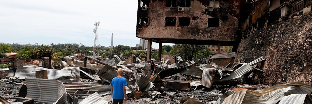 Ein Mann steht vor den Trümmern nach dem verheerenden Großfeuer. 