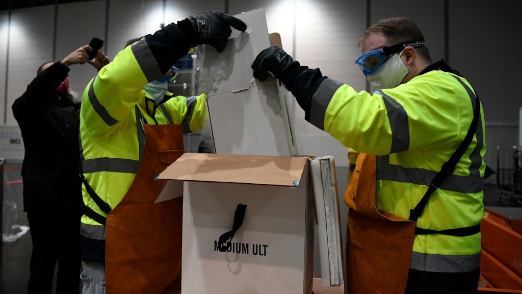 Auspacken im Zentrallager von Nordrhein-Westfalen.