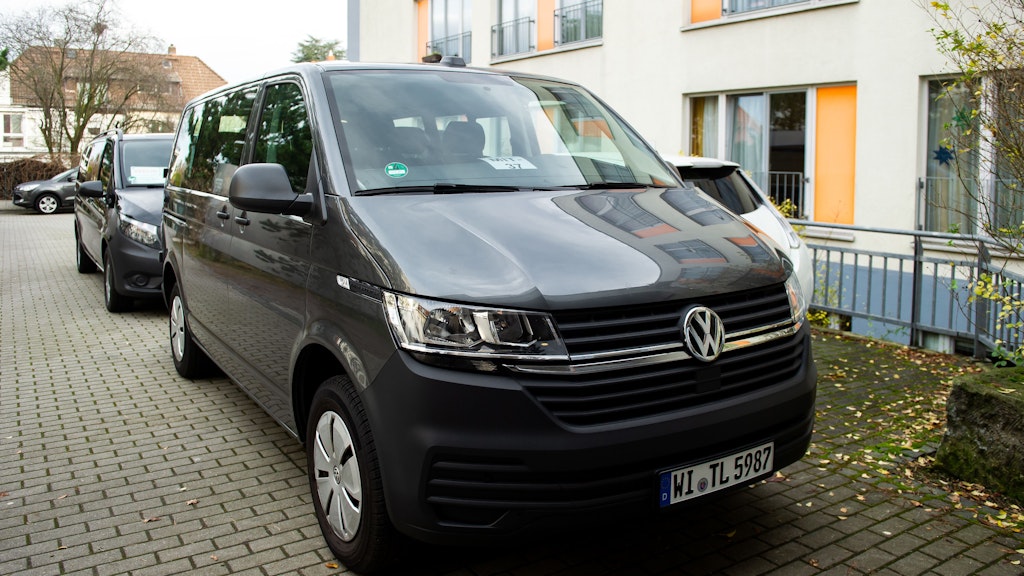 Die beiden Impfmobile auf dem Hof des Pflegeheimes.