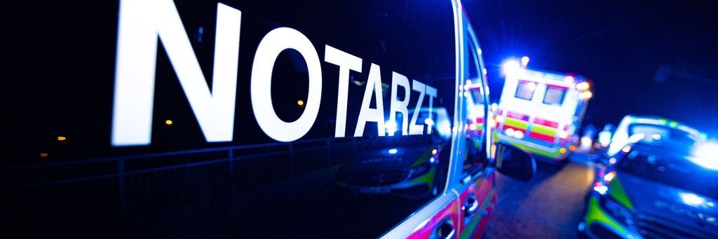 Der Mann wurde bei dem Zusammenstoß so schwer verletzt, dass er noch an der Unfallstelle verstarb.