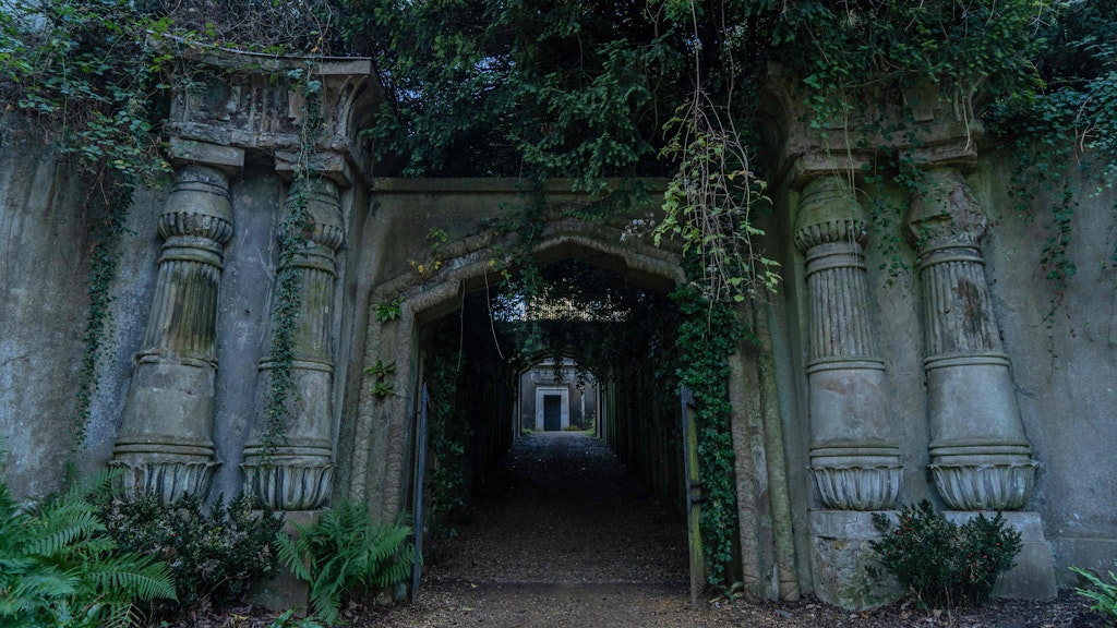 Der Eingang zur ägyptischen Allee im westlichen Teil des Highgate-Friedhofs, der mit seinen verschlungenen Pfaden die Besucher in die viktorianische Zeit zurückversetzt.