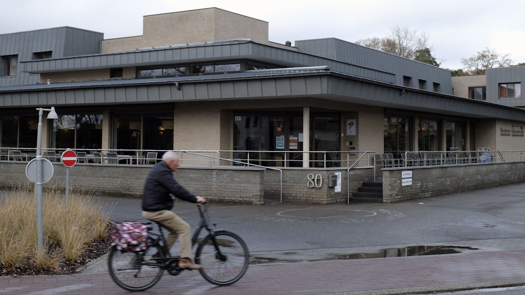 Ein Mann fährt auf dem Fahrrad an dem Pflegeheim WZC Hemelrijck vorbei. 