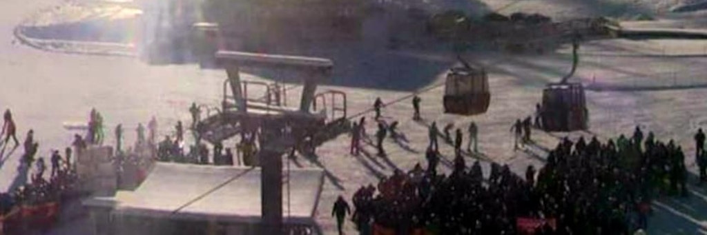Webcams zeigen, wie sich die Skifahrer drängen - wie hier in Zauchensee. Nicht alle tragen Maske. 