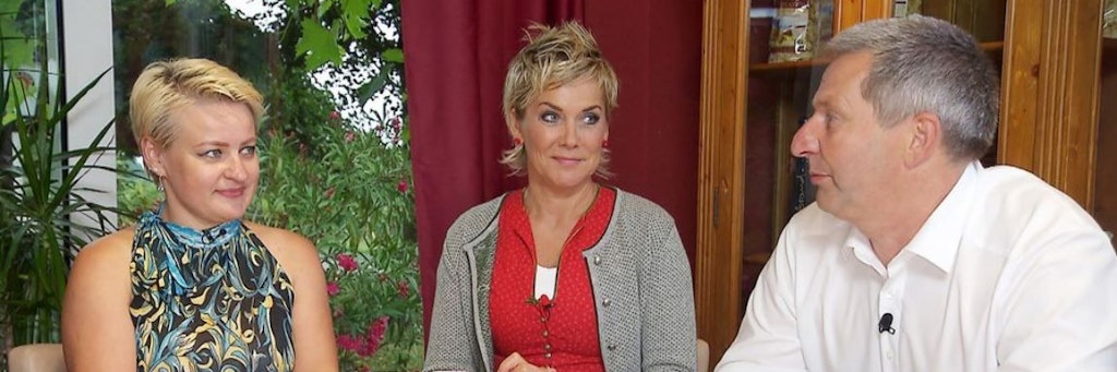 „Bauer sucht Frau“-Moderatorin Inka Bause (Mitte) mit Tatjana und Rüdiger. 