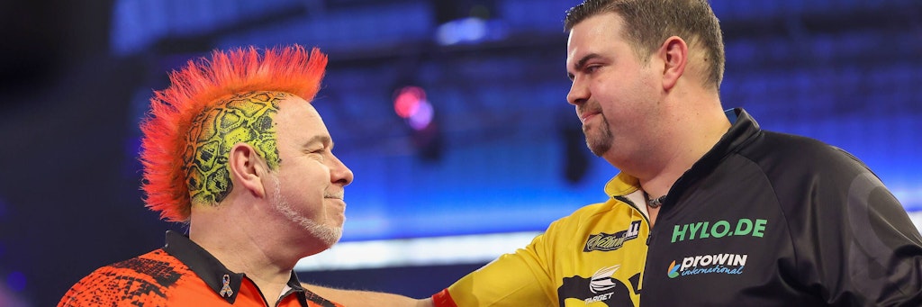 Peter Wright gratuliert Gabriel Clemens. 