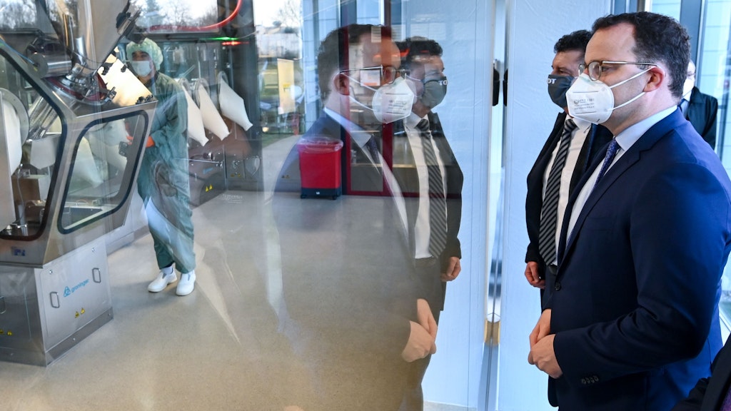 Gesundheitsminister Jens Spahn besuchte in Dessau die Firma IDT Biologika. Auch dort wird ein Corona-Impfstoff entwickelt.