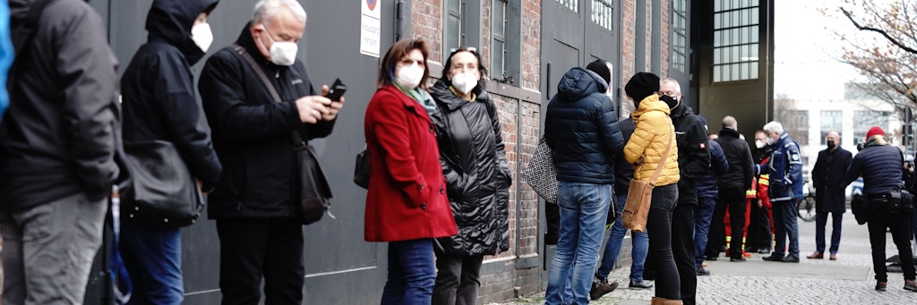 Pflegekräfte stehen vor dem Impfzentrum Arena Berlin in Treptow für die Impfung gegen das Corona-Virus an.