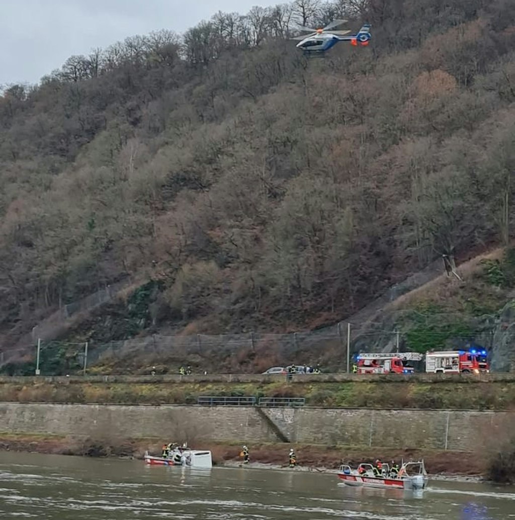 Feuerwehr und Wasserschutzpolizei retten den Mann aus dem schwimmenden Wohnmobil. 