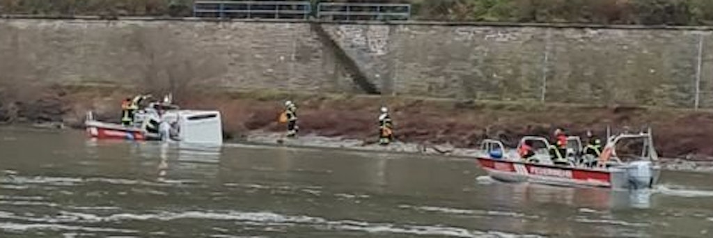 Feuerwehr und Wasserschutzpolizei sind an dem Wohnmobil im Einsatz. Der Fahrer wurde durch die Dachluke gerettet. 