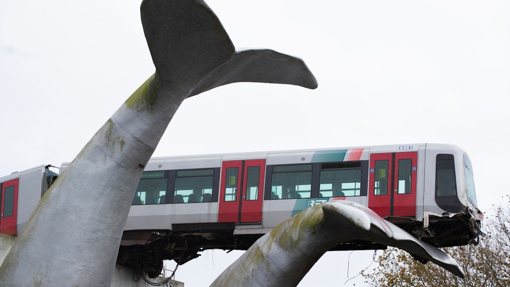 Eine Walflosse verhindert den Absturz einer U-Bahn in Rotterdam. 