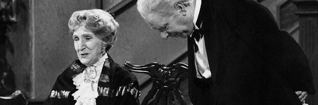 Freddie Frinton als Diener James und May Warden als alleinspeisende alte Dame Miss Sophie im TV-Klassiker „Dinner for One“. 