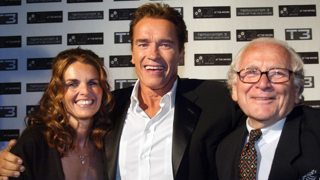 Pierre Cardin (r.) 2003 mit Hollywood-Star Arnold Schwarzenegger und dessen damaliger Ehefrau Maria Shriver.