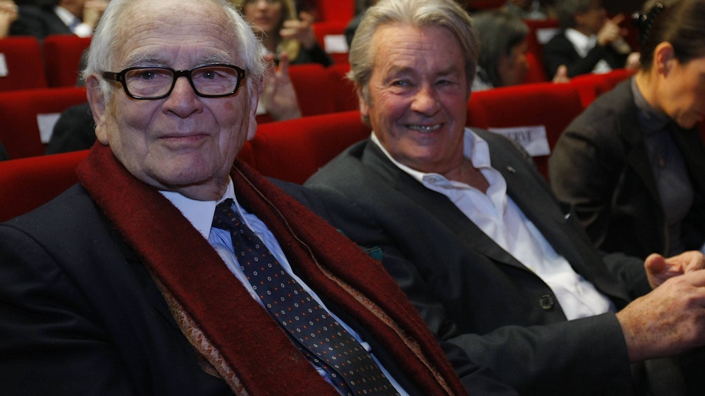 Treffen zweier Legenden: Pierre Cardin (l.) mit Frankreichs Filmstar Alain Delon
