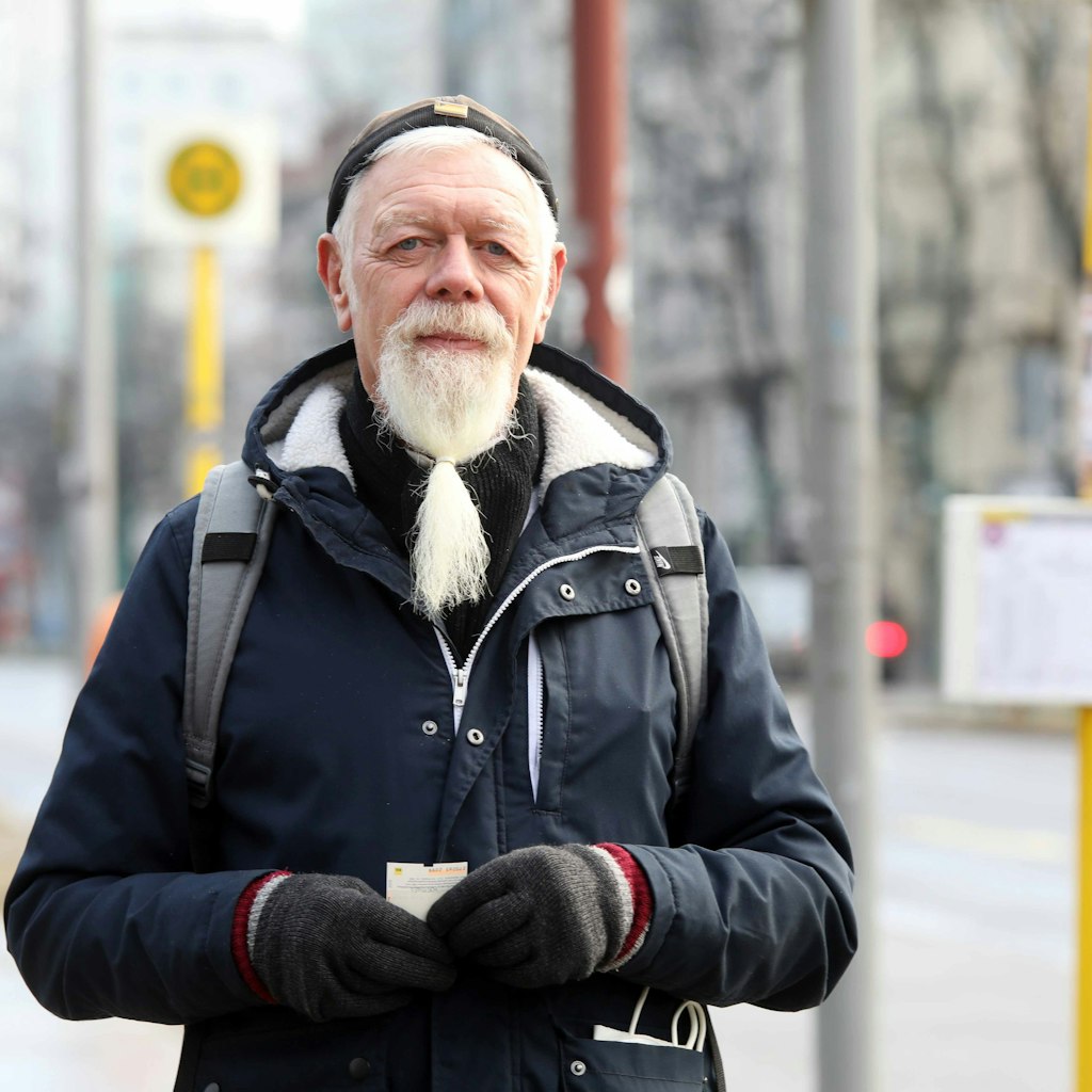Steve Illet (73) aus Charlottenburg möchte sich bei seinem Arzt erkundigen, wann er mit der Impfung an der Reihe ist