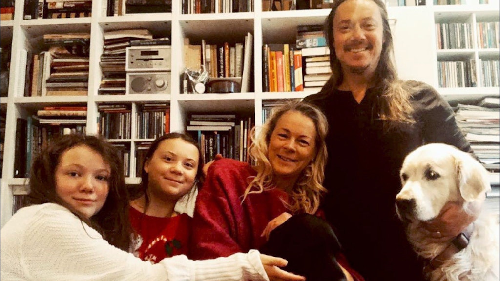 Die Aufnahme aus dem Buch „Szenen aus dem Herzen - Unser Leben für das Klima“ zeigt, wie stolz die Familie auf Greta ist: ihre Schwester Beata Ernman (l.) und Gretas Eltern, Malena Ernman und Svante Thunberg mit den Hunden der Familie. 