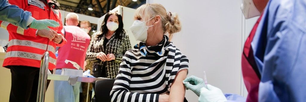 Eine Frau, die in einem Pflegeheim arbeitet, wird im Impfzentrum Arena Treptow gegen das Coronavirus geimpft.