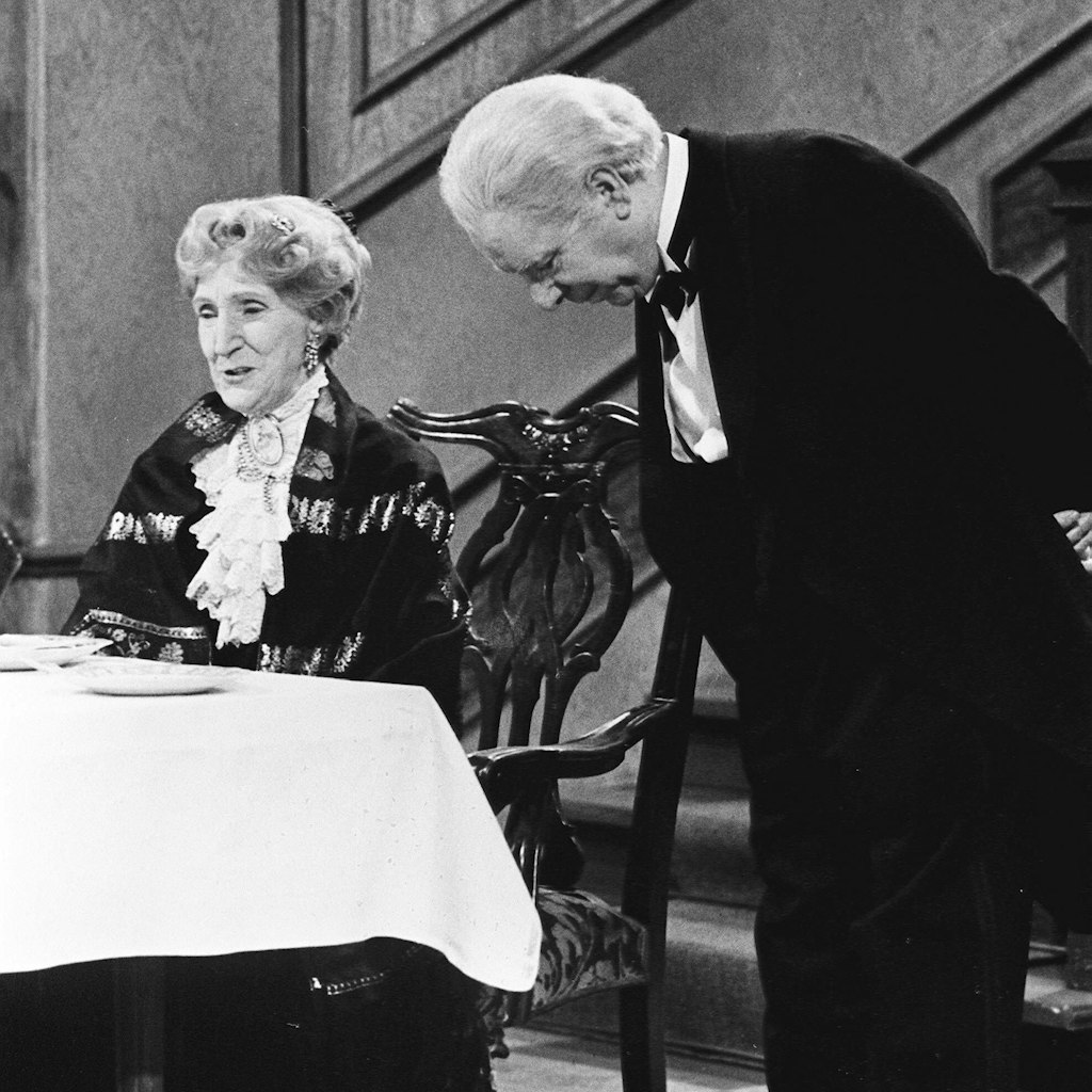 „Dinner for One“ läuft den ganzen Abend über auf verschiedenen Sendern im TV.
