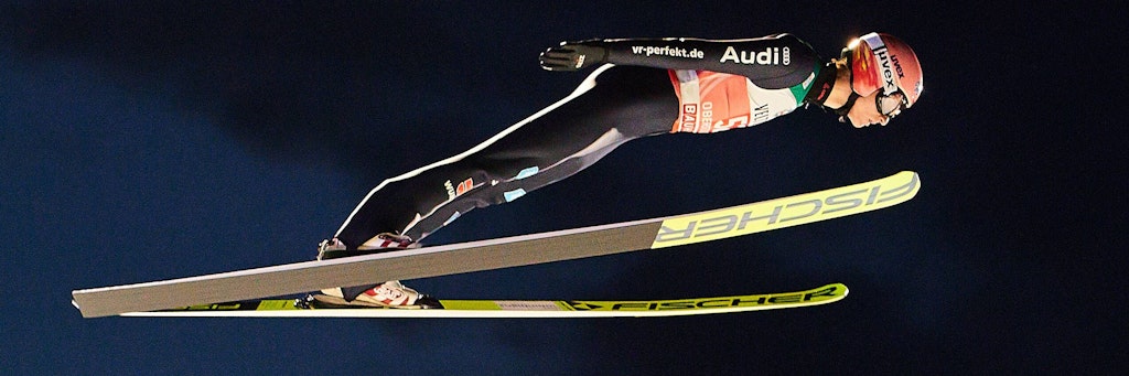 Karl Geiger fliegt zum Sieg. 