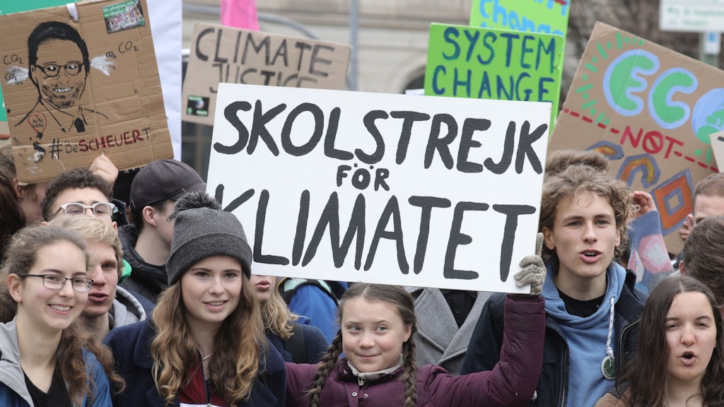 März 2019: Greta Thunberg hält bei der Demo in Berlin ihr berühmtes Schild in Händen, mit ihr demonstrierte die deutsche Klimaaktivistin Luisa Neubauer (2.v.l.) am Brandenburger Tor. 