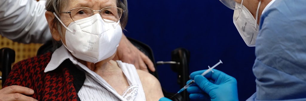 Die 100-jährige Ruth Heller wird im Pflegeheim Agaplesion Bethanien Sophienhaus von Impfarzt Fatmir Dalladaku gegen das Coronavirus geimpft. 