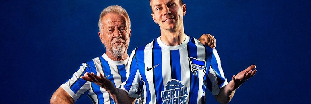 Herthas Vladimir Darida (r.) präsentiert das Derby-Trikot mit der Aufschrift „Kiezkneipe“. Die Fan-Initiative unterstützt die Wirte.