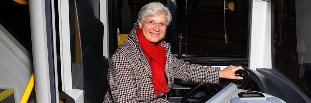 Am Steuer: Eva Kreienkamp, Chefin der BVG. Hier sitzt sie am Lenkrad eines der beiden Prototypen der neuen Berliner Doppeldecker-Generation. Die Busse sollen bald auf der Linie 100 fahren. <br>