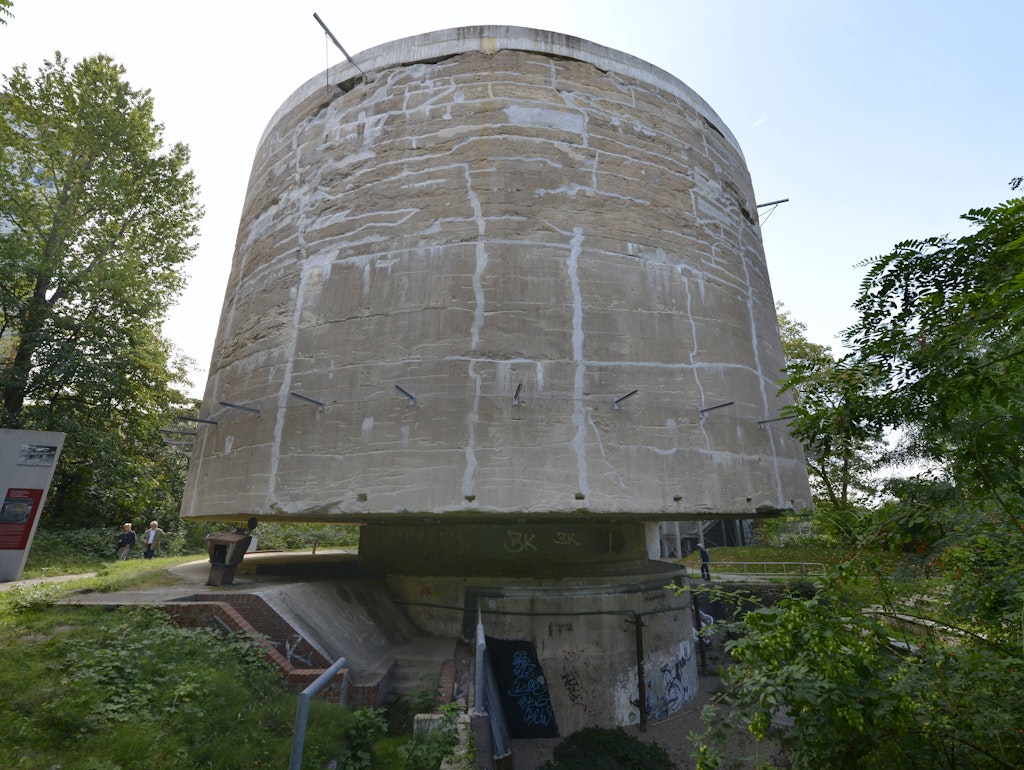 Ein Relikt des „Germania“-Projekts ist der „Schwerbelastungskörper“, im Volksmund „Nazi-Klops“. Der Zylinder aus Beton und Stahlbeton steht an der General-Pape-Straße 34A in Tempelhof.
