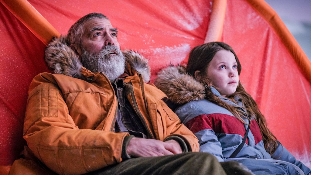 George Clooney und Caoilinn Springall in einer Szene aus „Midnight Sky“. 