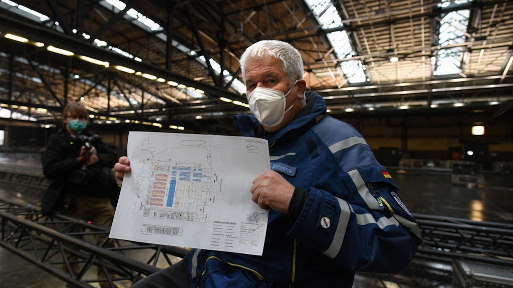 Projektleiter Albrecht Broemme zeigt den Plan, wie die einzelnen Impfstationen in der Arena aufgestellt werden. <br><br>