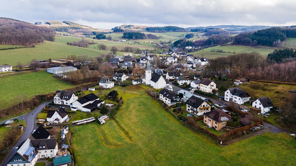 Graue Wolken ziehen über den Ortsteil Unterneger hinweg. 