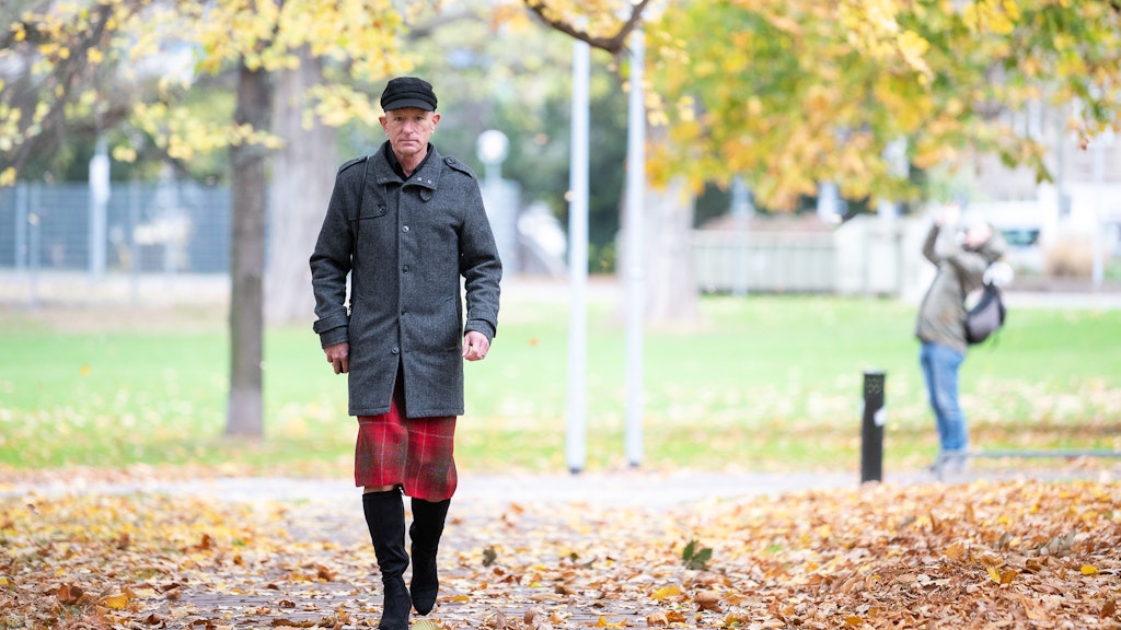 Bryan versteht sein Outfit als Gesellschaftskritik.