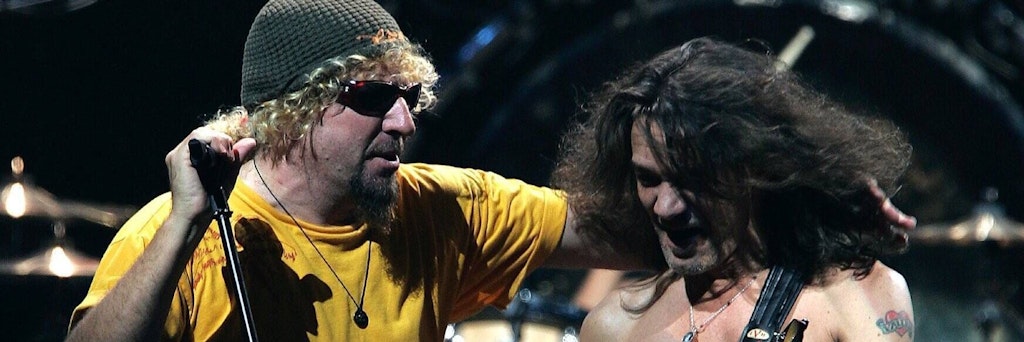 Sammy Hagar and Eddie Van Halen bei einem Konzert in Louisville, Kentucky, 2004.