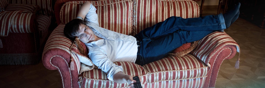 Auf dem Sofa fit werden: Das hört sich fast zu gut an, um wahr zu sein. Tatsächlich aber kann man die heimische Couch als Trainingsgerät einsetzen.