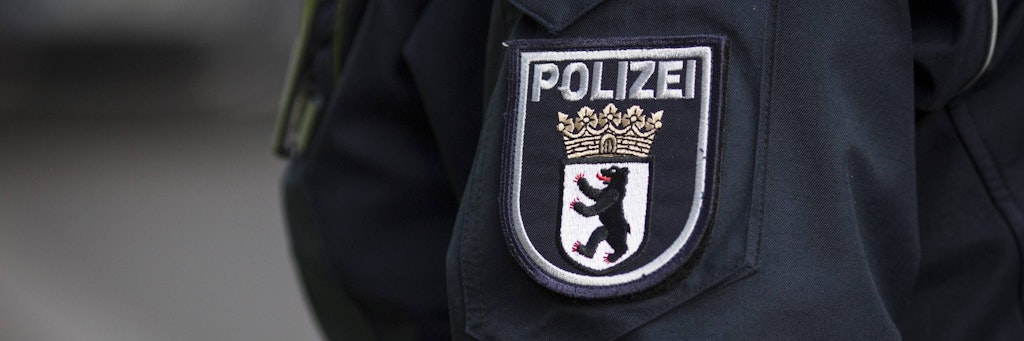 Emblem der Berliner Polizei auf der Jacke eines Polizeibeamten.