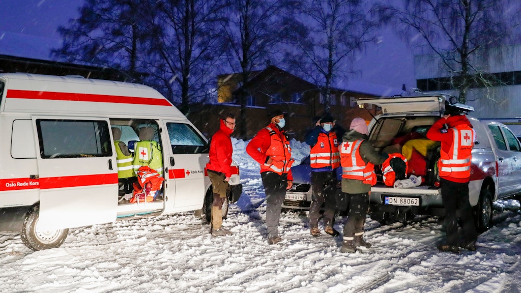 Rettungskräfte des Roten Kreuzes bereiten sich auf ihren Einsatz an der Stelle des großen Erdrutsches vor.