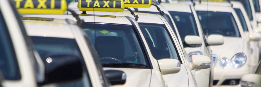 Über 2000 Berliner Taxis stehen für die Gratisfahrt zu den Impfzentren bereit.<br><br>