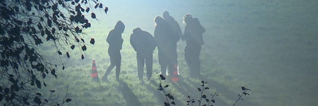 Knochenfund in Blankenfelde: Ermittler an der Schönerlinder Straße.