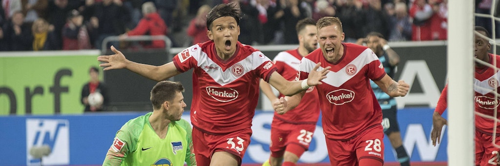 Düsseldorfs Takashi Usami (M.) jubelte am 19. November 2018 über sein Tor zum 1:0, während Torwart Rune Jarstein bedient war. Hertha blamierte sich beim Tabellenletzten mit 1:4.