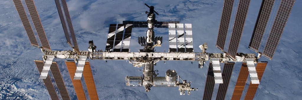 Die Internationale Raumstation (ISS) in der Erdumlaufbahn