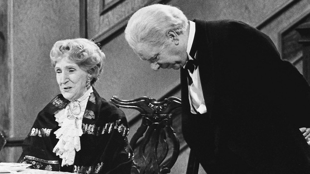Freddie Frinton als Diener James und May Warden als alleinspeisende alte Dame Miss Sophie im TV-Klassiker „Dinner for One“. <br>