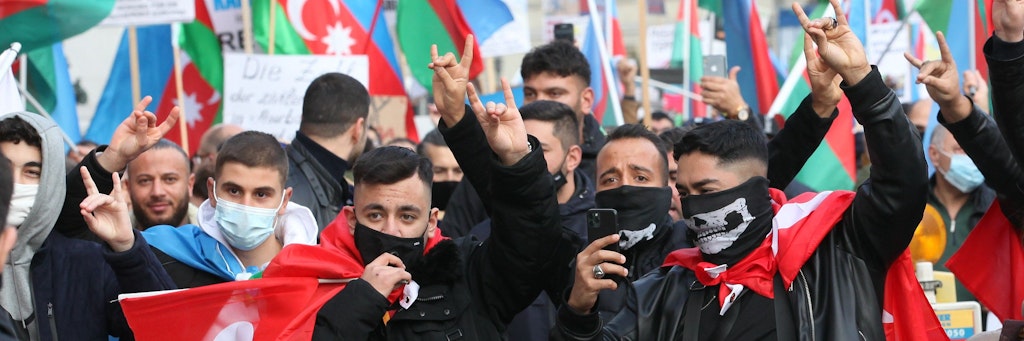 Bei einer antiarmenischen Demonstration im Oktober auf dem Alexanderplatz war der „Wolfsgruß“ der rechtsextremen „Grauen Wölfe“ zu sehen.