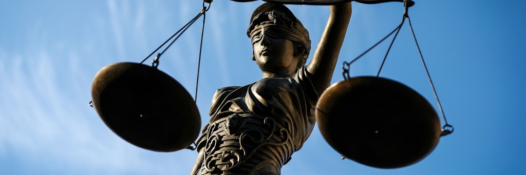 Eine Statue der Justitia hält als Symbol eine Waage in ihrer Hand. (Symbolbild)