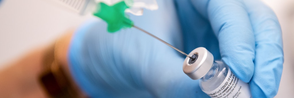 Vorbereitung des Covid-19 Impfstoffs von Biontech/Pfizer für eine Impfung.