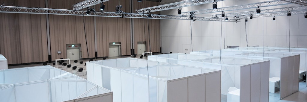 In der Metropolis Halle ist ein Impfzentrum mit Impfkabinen und Wartebereich aufgebaut.