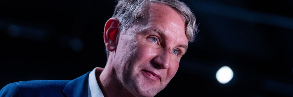 Gegen Björn Höcke, Thüringer AfD-Fraktions- und Parteivorsitzender, wurde Anzeige wegen Volksverhetzung erstattet.