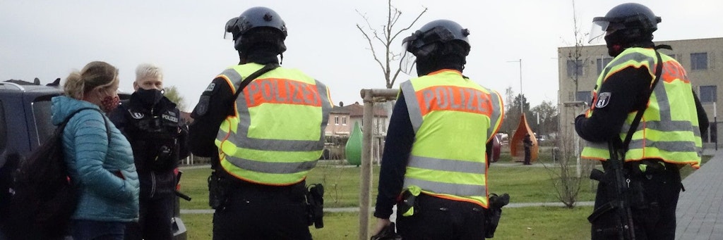 Polizei vor der Grundschule am Fuchsberg. <br><br><br><br>