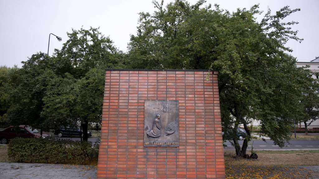 Eine Tafel erinnert an Brandts Kniefall vor dem Ehrenmal der Helden des Ghettos.