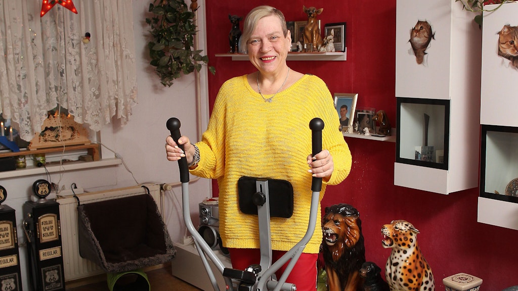 Kerstin Behrend hat sich für ihre Wohnung einen Crosstrainer angeschafft, auf dem sie täglich trainiert, um fit zu bleiben.
