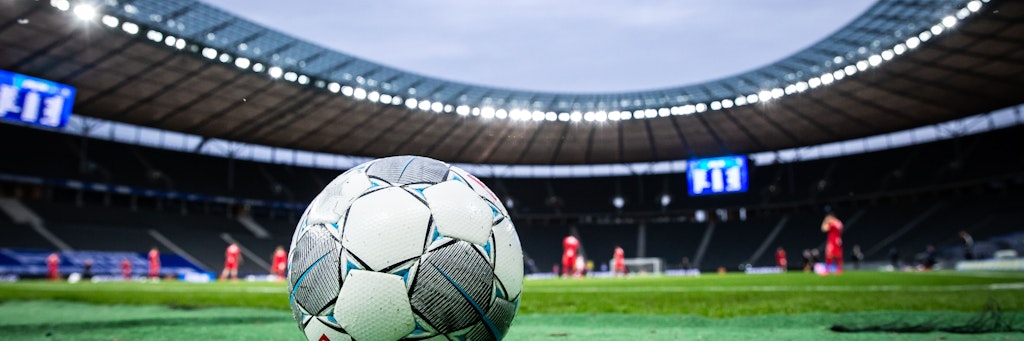 Da ist der Derbystar des heutigen Duells: Der Spielball beim Kick zwischen Hertha BSC und dem 1. FC Union trägt seinen Namen völlig zu Recht. 