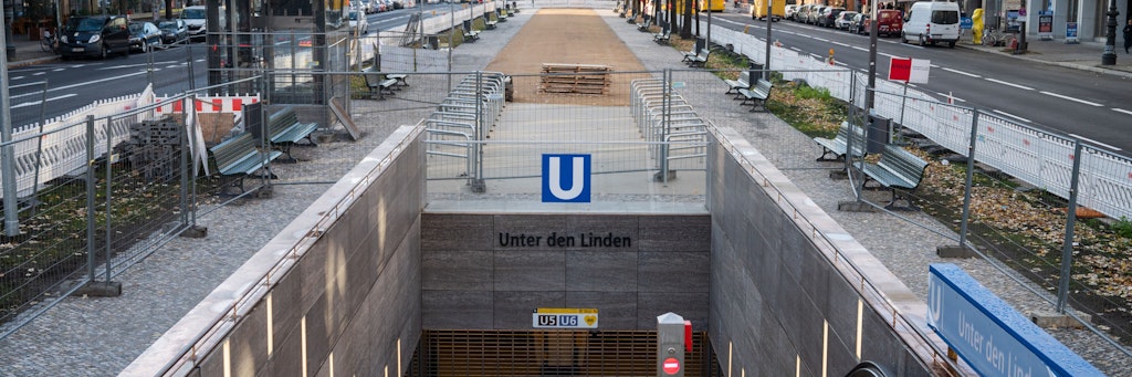 Eingang des neuen U-Bahnhofs Unter den Linden